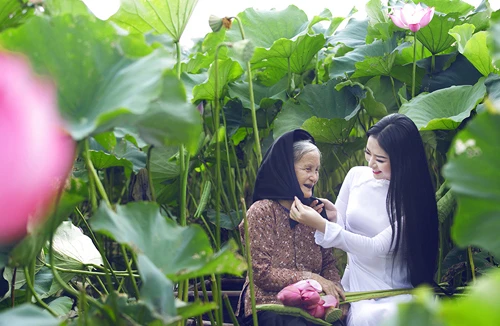 Hoa hậu Ngọc Anh tôn vinh Quốc hoa cùng cụ bà