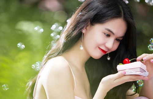 “Nữ hoàng nội y” Ngọc Trinh không hở vẫn quyến rũ