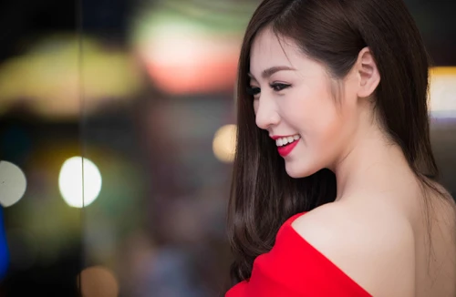 Á hậu Tú Anh gợi cảm cùng đầm đỏ lộ vai lưng trắng nõn nà