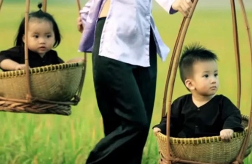 Ca sĩ Duy Mạnh đưa cả vợ con vào MV mới