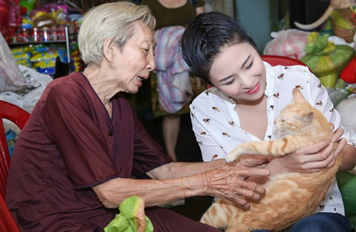 Hoa hậu Ngọc Hân thăm bà cụ sống neo đơn cưu mang chó mèo bị bỏ rơi