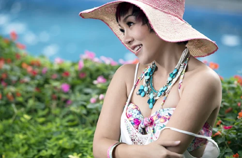 Thái Thuỳ Linh đầy gợi cảm khi trở lại showbiz