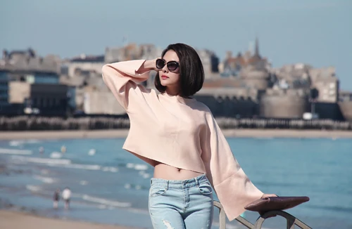 Vân Trang khoe vòng eo “con kiến” trên đất Pháp