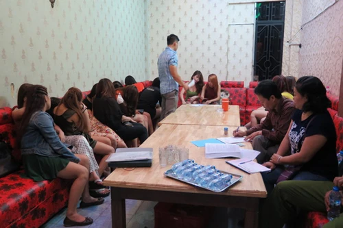 Chủ nhà hàng karaoke đóng cửa nhốt hàng loạt khách nam và nữ tiếp viên