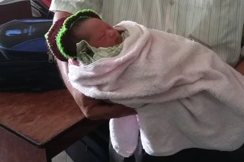 Phát hiện một bé trai sơ sinh còn nguyên dây rốn bị bỏ rơi