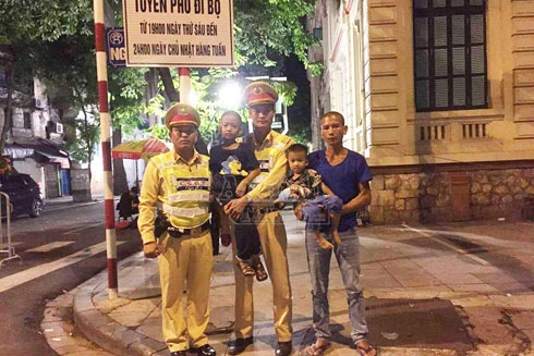 Từ Lạng Sơn về Hà Nội chơi, cha để lạc mất con giữa phố đi bộ