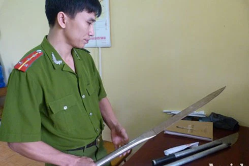 CSGT phát hiện 2 xe khách dừng ven đường gây hấn đánh nhau bằng hung khí