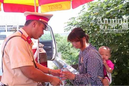 CSGT Hà Nội cùng lái xe khách giúp đỡ 2 mẹ con đói lả sau khi trốn về từ Trung Quốc