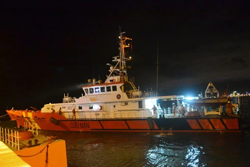 Vượt bão số 4, cứu một thủy thủ bị gãy xương đùi