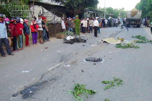Quảng Ngãi: Ô tô chở cát cán chết 2 người
