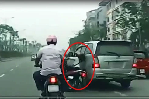 Lái xe Innova bỏ chạy sau khi tông ngã cô gái giữa đường