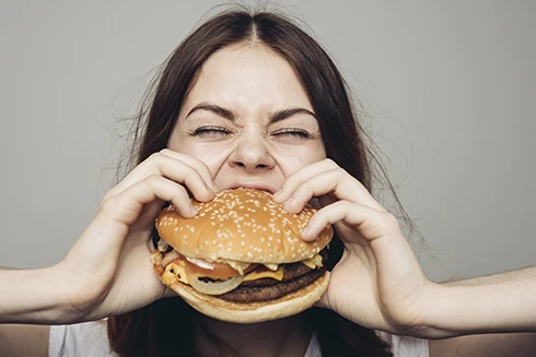 [ẢNH] Thức ăn nhanh đang "giết chết" bạn từng ngày như thế nào?