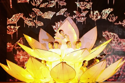 Bảo Thy lột xác với phần múa nón