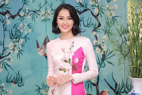 Hạ Vi liên tục "đá xoáy" ai đó 