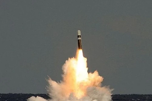 Mỹ phóng tên lửa Trident II, người dân tưởng thiên thạch