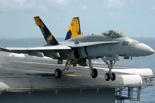 Quá nửa số máy bay hải quân Mỹ "nằm đắp chiếu" vì thiếu ngân sách