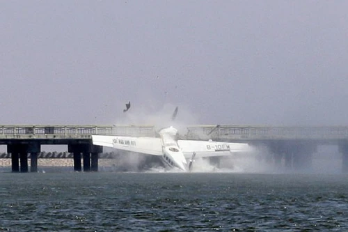 Thủy phi cơ lao vào cầu, 5 người tử nạn