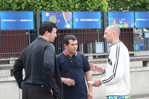 Vé "chợ đen" ký sinh cùng bóng đá