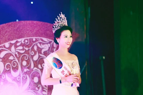 "Tuýt còi" 2 người đẹp "thi chui"