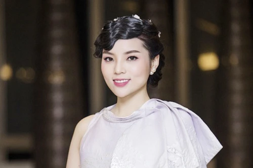 Hoa hậu Kỳ Duyên xin lỗi vì hút thuốc lá nơi công cộng