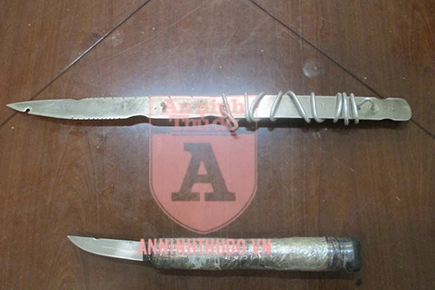 Cảnh đối tượng giang hồ cầm 2 dao nhọn đi trả thù và bị CSHS bám sát