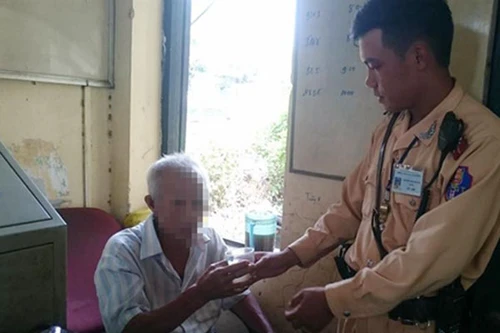 CSGT kịp thời cứu người đàn ông định lái xe máy lao vào tàu hỏa tự tử