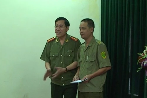 Tặng quà Phó trưởng Công an xã bị thương khi làm nhiệm vụ