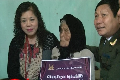 Thăm và tặng quà cho gia đình cán bộ Công an Hà Nội có hoàn cảnh khó khăn