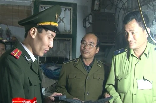 Triệt phá xưởng sản xuất giày quân trang giả