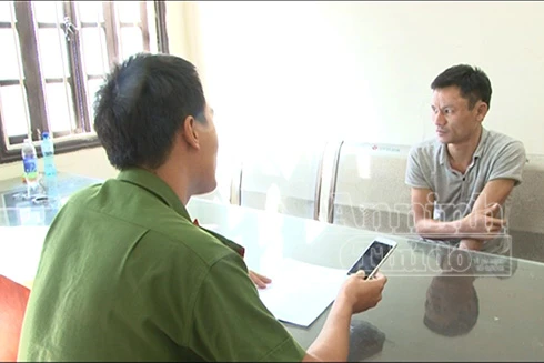 Tạm giam tài xế taxi nhấn ga, hất ngã du khách để chiếm đoạt điện thoại