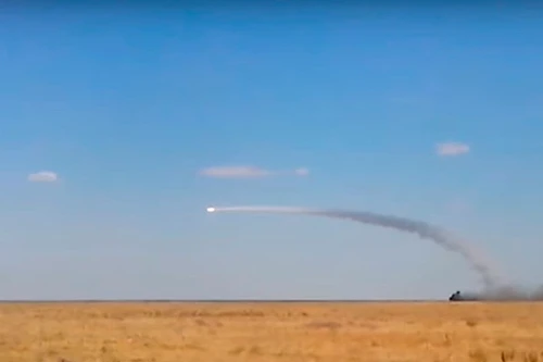 Xem Tor-M2U phóng tên lửa khi đang chạy, S-300 khai hoả trong đêm