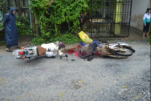 3 học sinh thương vong sau khi tông xe máy vào nhau