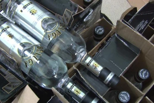 Phát hiện lô rượu và thuốc lá nhập lậu theo đường hàng không