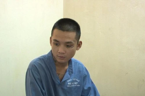 Con trai kề dao vào cổ mẹ đòi tiền