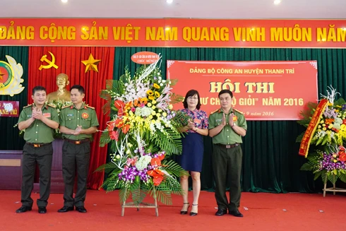 Vận dụng linh hoạt lý luận vào thực tiễn