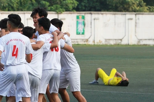 [ẢNH] Cầu thủ THPT Kim Liên bật khóc sau trận thua trước trường Vân Tảo