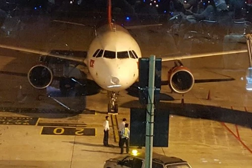 Chim va móp đầu máy bay của Vietjet Air