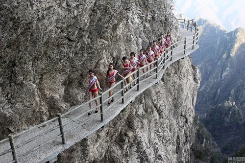 Thót tim với dàn người đẹp mặc bikini tạo dáng ở độ cao 2.000m