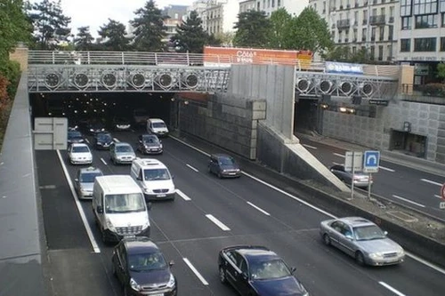 Bị giật túi trang sức 5,4 triệu USD trong lúc tắc đường