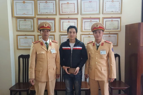 Niềm vui của chàng sinh viên đánh rơi ví tiền 