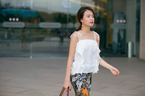 Hoàng Thùy Linh năng động xuống phố