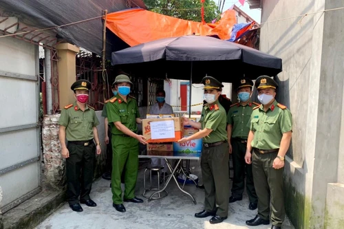 Công đoàn CATP Hà Nội thăm, tặng quà các chốt bảo vệ khu cách ly phòng chống dịch Covid-19