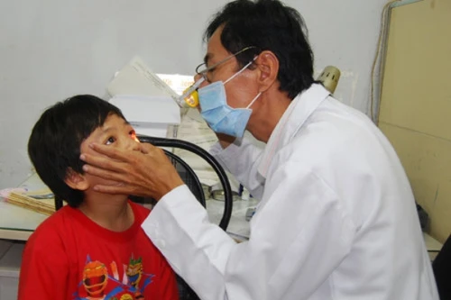 Bệnh nhân đau mắt đỏ bất ngờ tăng mạnh