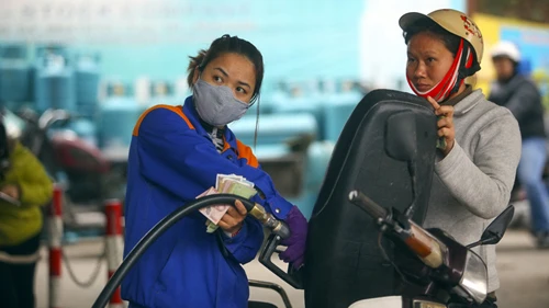 Xăng giảm giá 771 đồng/lít