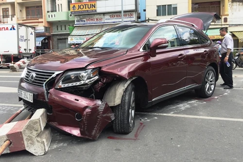 Xế hộp hạng sang gần 4 tỷ đồng "đại náo" trên cầu Calmette