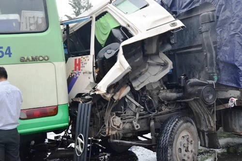  Tài xế bò ra từ cabin xe tải nát bét sau va chạm