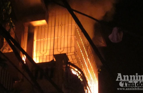 Hãi hùng cảnh ngôi nhà cháy rực, giữa đêm tối mịt mùng