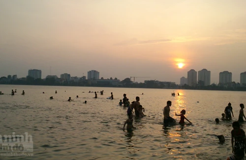 Người Hà Nội vùng vẫy giải nhiệt ở Hồ Tây