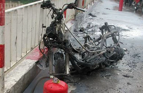 Xe tay ga cháy rụi trên cầu Chương Dương