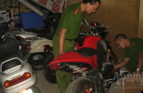 Tạm giữ hàng loạt môtô, nghi nhập lậu 